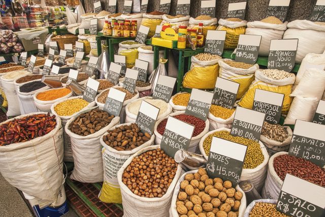 ブラジルの市場に並ぶさまざまな商材