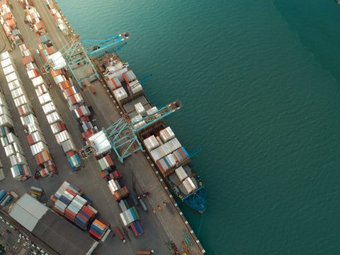 コンテナと貨物船が見えるブラジルの港湾を上空から見た様子