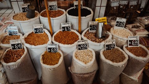 ブラジルの市場に並ぶさまざまな豆類