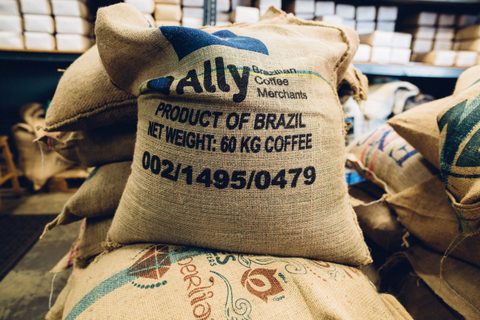 ブラジル産コーヒー豆の麻袋が保管された倉庫